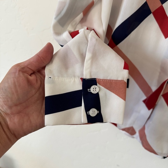 Lulu's Camrose White Geometric Print
Button-Up Long Sleeve Top Size M - Picture 10 of 14